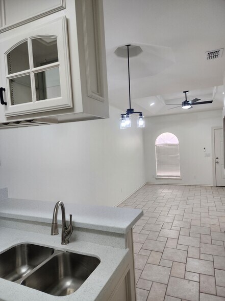 Building Photo - 600 Buena Vista Dr