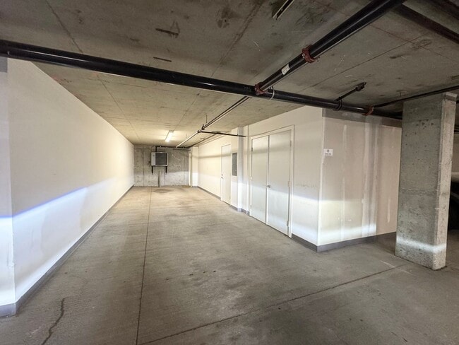 Building Photo - Rare Townhome 2 bed 2 bath in Heart of Bellevue Downtown