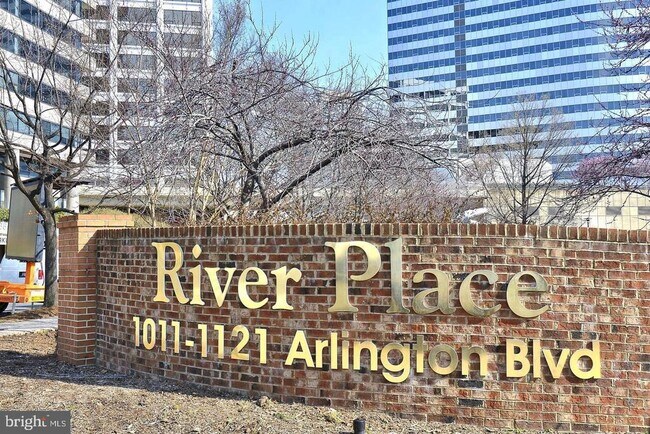 Building Photo - 1121 Arlington Blvd