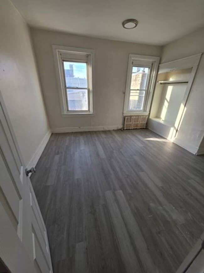 Building Photo - 3 Bedroom - 1102