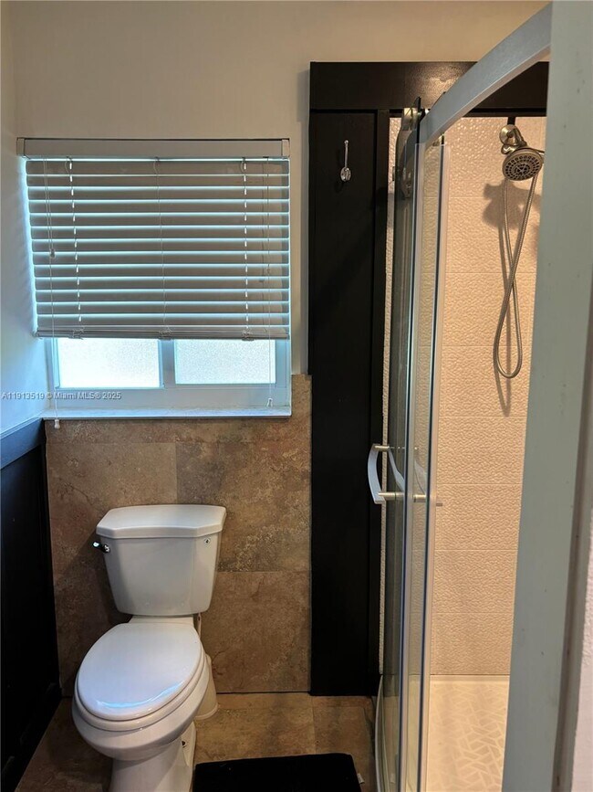 Building Photo - 2002 NE 43rd St