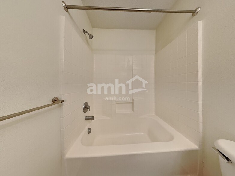 Building Photo - 2612 N Kristy Ave