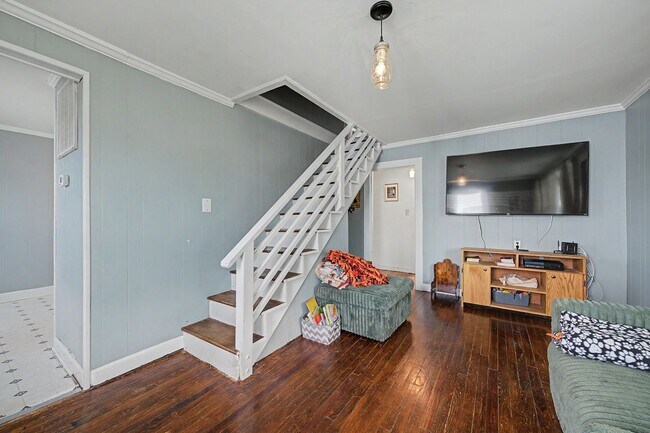 Building Photo - Spacious 5-Bedroom Home Near Radford University