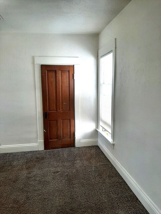 Building Photo - (1614 8th Ave)