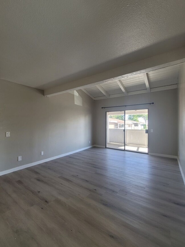 Building Photo - Peppertree Ventura Upper level 2+1 Condo w/ garage $2600