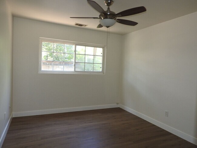 Building Photo - Large 3bd