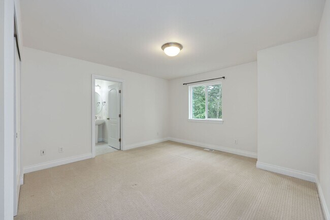 Building Photo - Beautiful Spacious Bainbridge Home