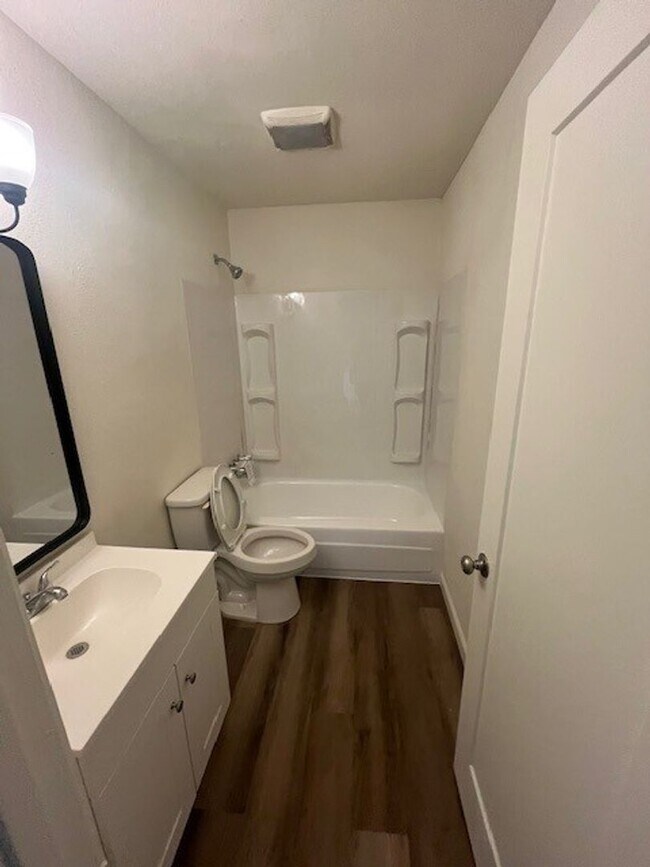 Building Photo - 611 S Garden St