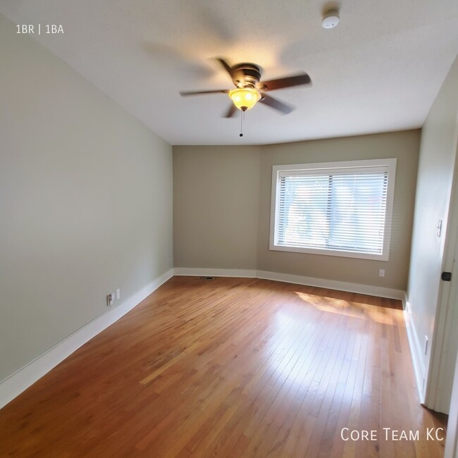 Building Photo - One bedroom with patio in West Plaza!