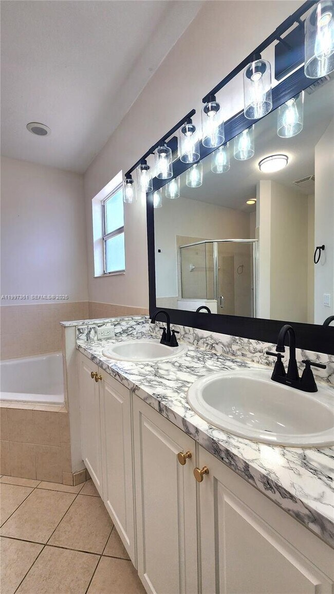 Building Photo - 343 NE 36th Terrace