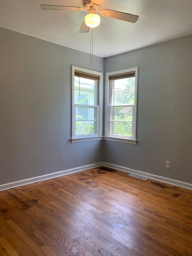 Building Photo - Updated 2 bed/1 bath, 720 sqft home!