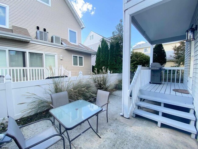 Building Photo - 4 S Iroquois Ave