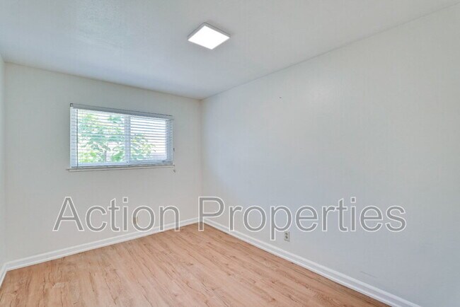 Building Photo - 2280 Brentwood Ct