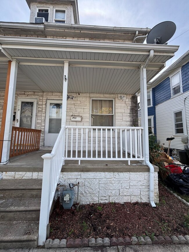 Building Photo - Charming 3-Bedroom Twin Home for Rent in L...