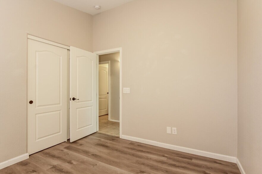 Building Photo - 8026 S 48th Dr