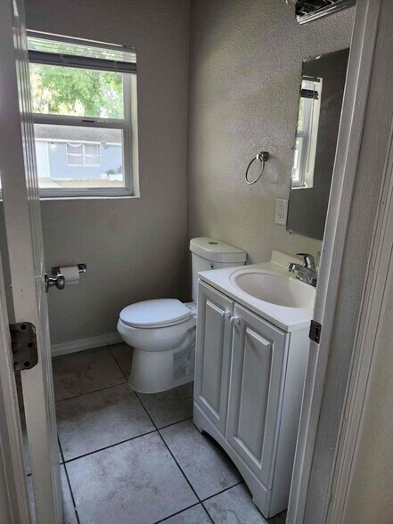 Building Photo - 1335 E Bay St