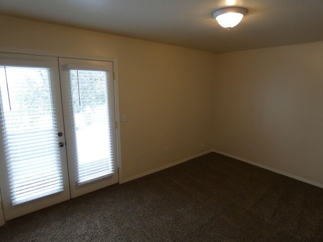 Building Photo - **Spacious Duplex** Lower Level