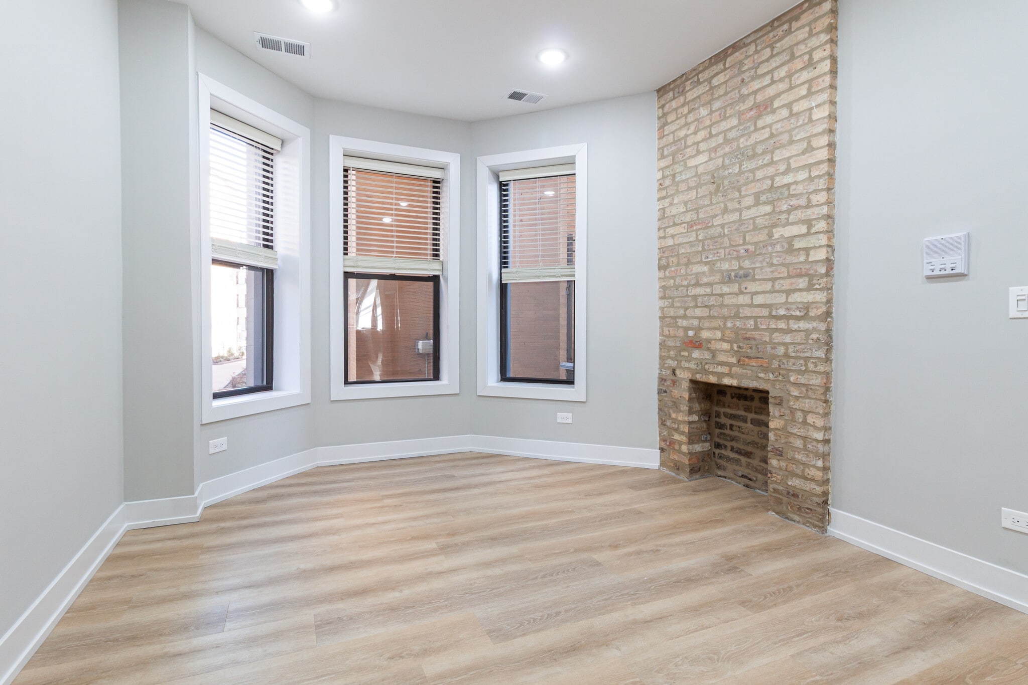 Building Photo - 441 W Belden Ave