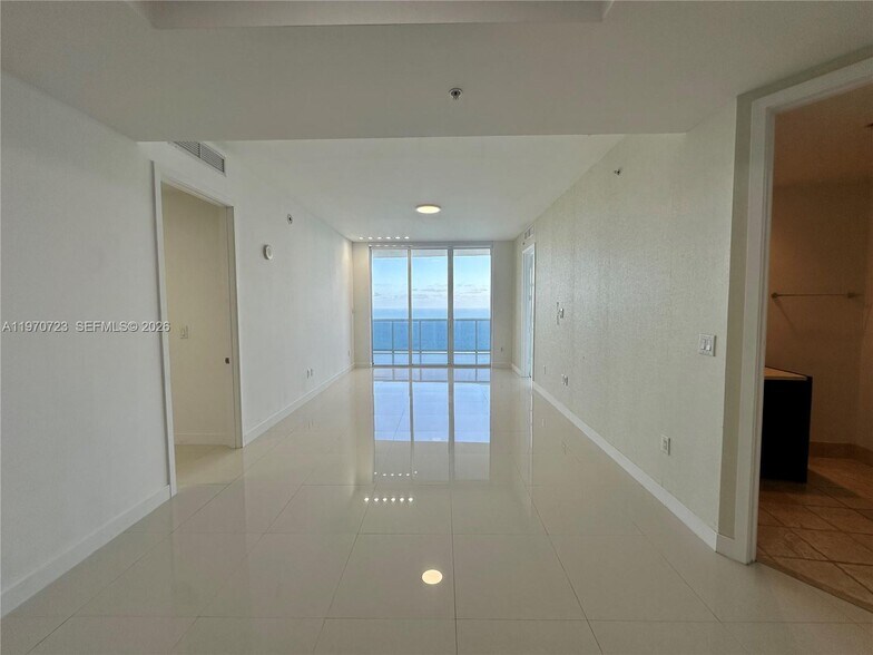 Building Photo - 18201 Collins Ave