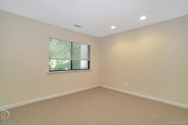 Building Photo - 23 Meadowood Dr