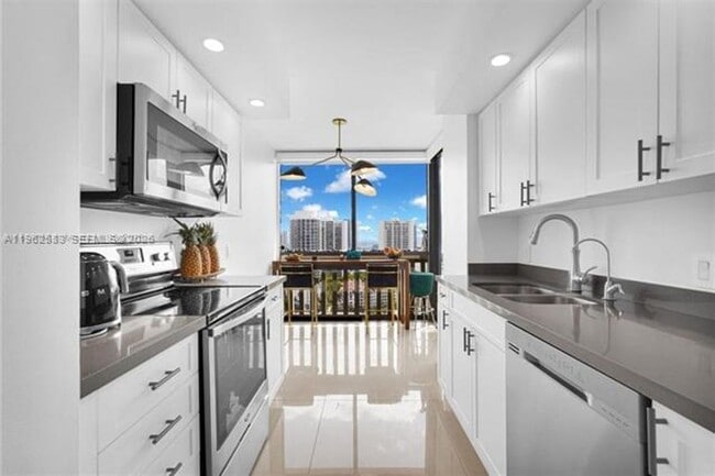 Building Photo - 1000 W Island Blvd