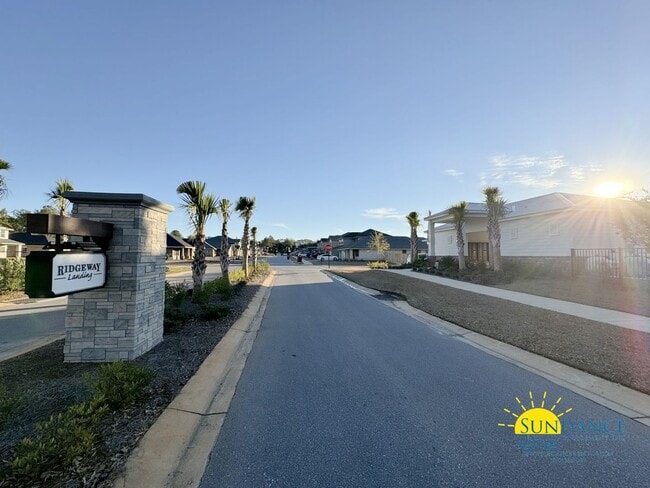 Building Photo - Modern 3 Bedroom Home with Community pool!