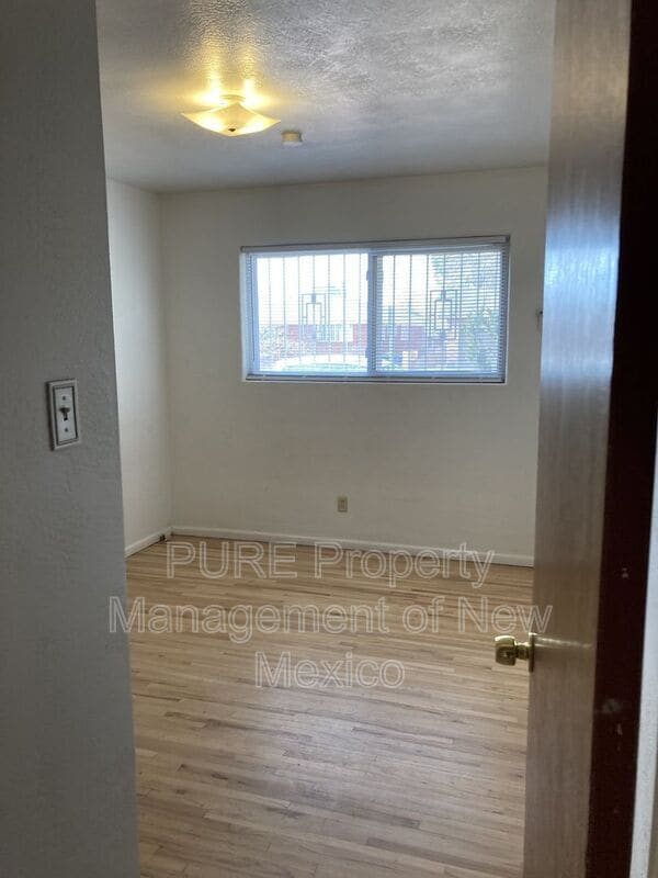 Building Photo - 712 Cagua Dr NE