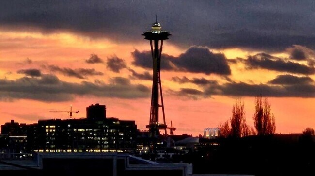 Building Photo - East Lake Town House