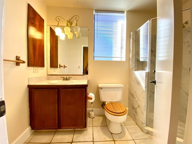 Building Photo - 3 bed / 3 bath furnished condo with ocean views!