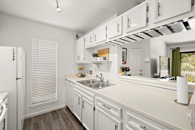 Building Photo - 1601 Faro Dr
