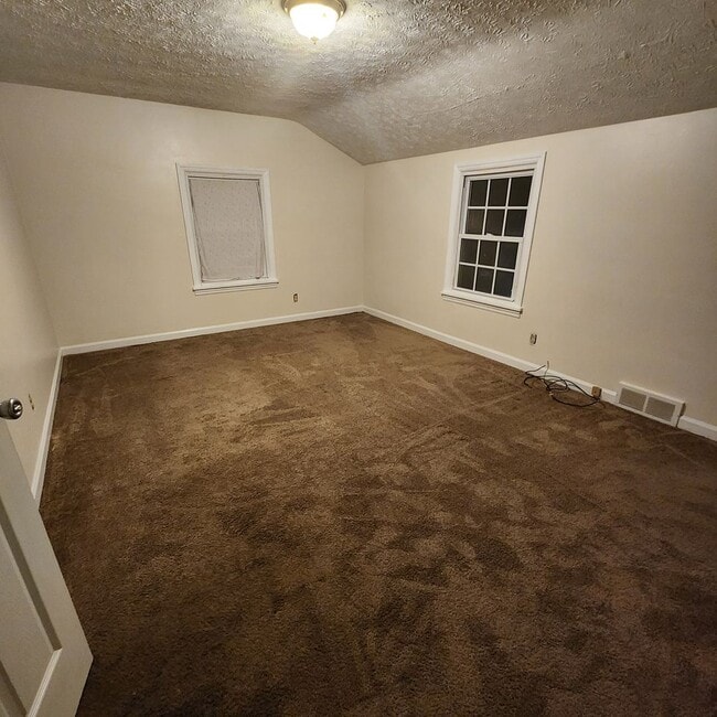 Building Photo - Spacious 3 Bedroom 1.5 Bath Single Family ...