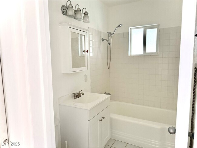 Building Photo - 1425 Bracken Ave