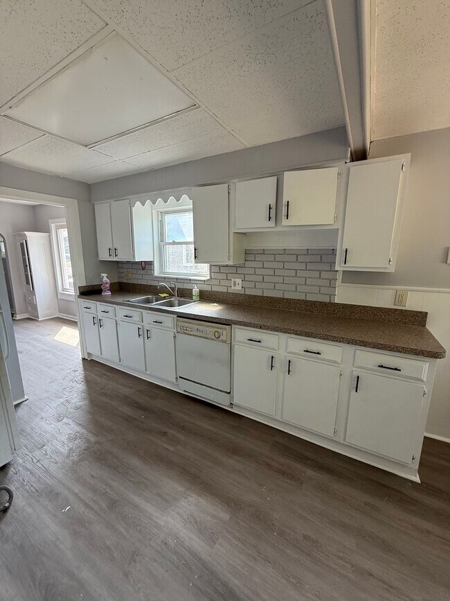 Building Photo - Euclid 3 Bed Single