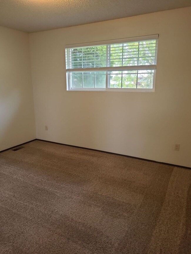 Building Photo - House with Bonus Room & Garage