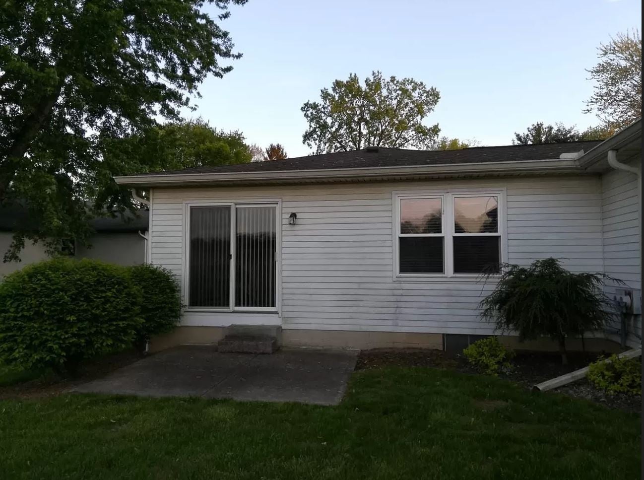 Building Photo - 812 Linworth Rd E