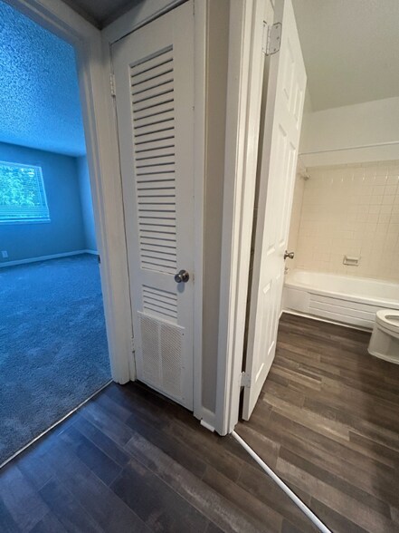 Building Photo - 1005 Hickory Hill Ln