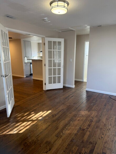 Building Photo - 1920 Xanthia St