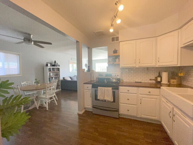 Building Photo - IMPROVED PRICE!!!!!!  Gorgeous 3 bedroom r...