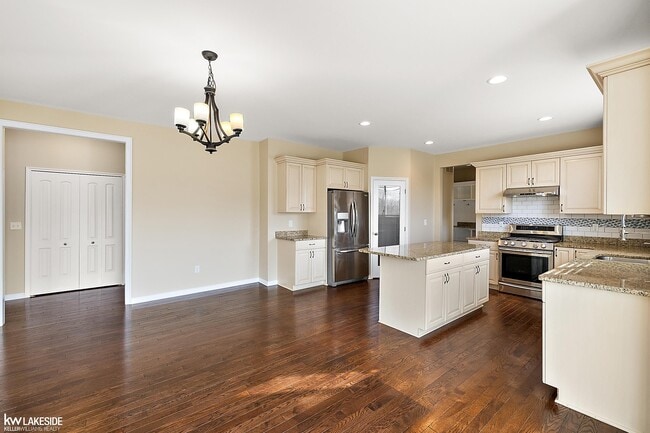 Building Photo - 46267 Terrace Dr