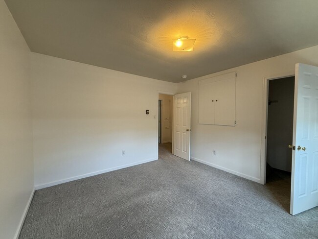Building Photo - Woods Edge 3-Bedroom Townhome!