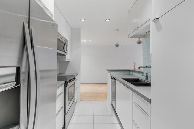 Building Photo - 8535 N W Knoll Dr