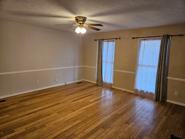 Building Photo - 100 Oak Rd