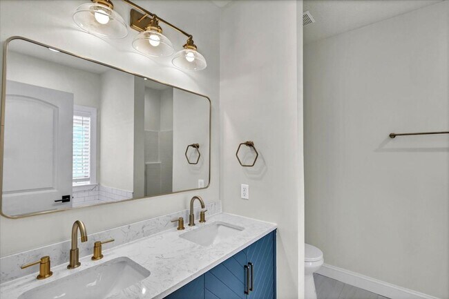 Building Photo - Completely Renovated 4 Bed/2 Bath in White...