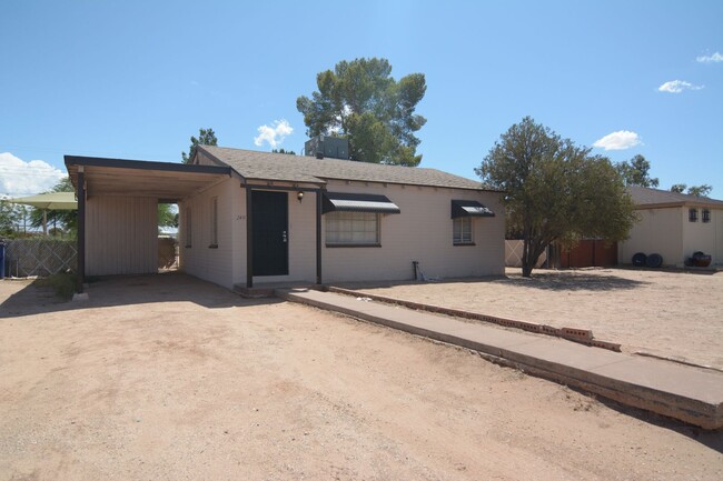 Building Photo - Charming Remodeled 2 Bedroom 1 Bath Home! ...