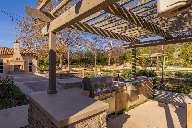 Building Photo - Outdoor Oasis