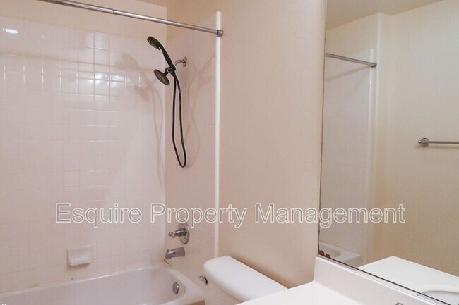 Building Photo - 232 Lightwood St