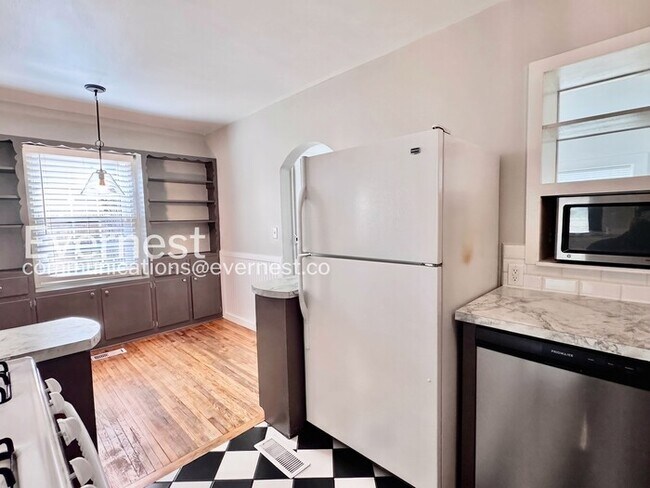 Building Photo - Charming 2-Bed/2 bath Bungalow with Modern Amenities and Ideal Location / Pet-Friendly / Availabl...