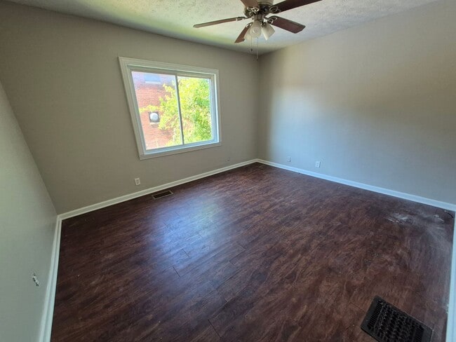 Building Photo - 2 Bedroom House with Walk In Closet / Offi...