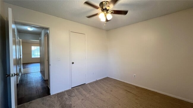 Building Photo - 10 Brookhaven Ct