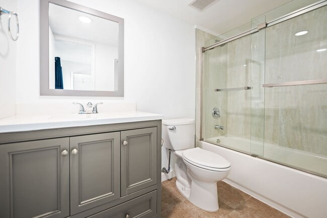 Building Photo - 2 Bed / 2 Bath Condo for Rent – Prime Miami Location